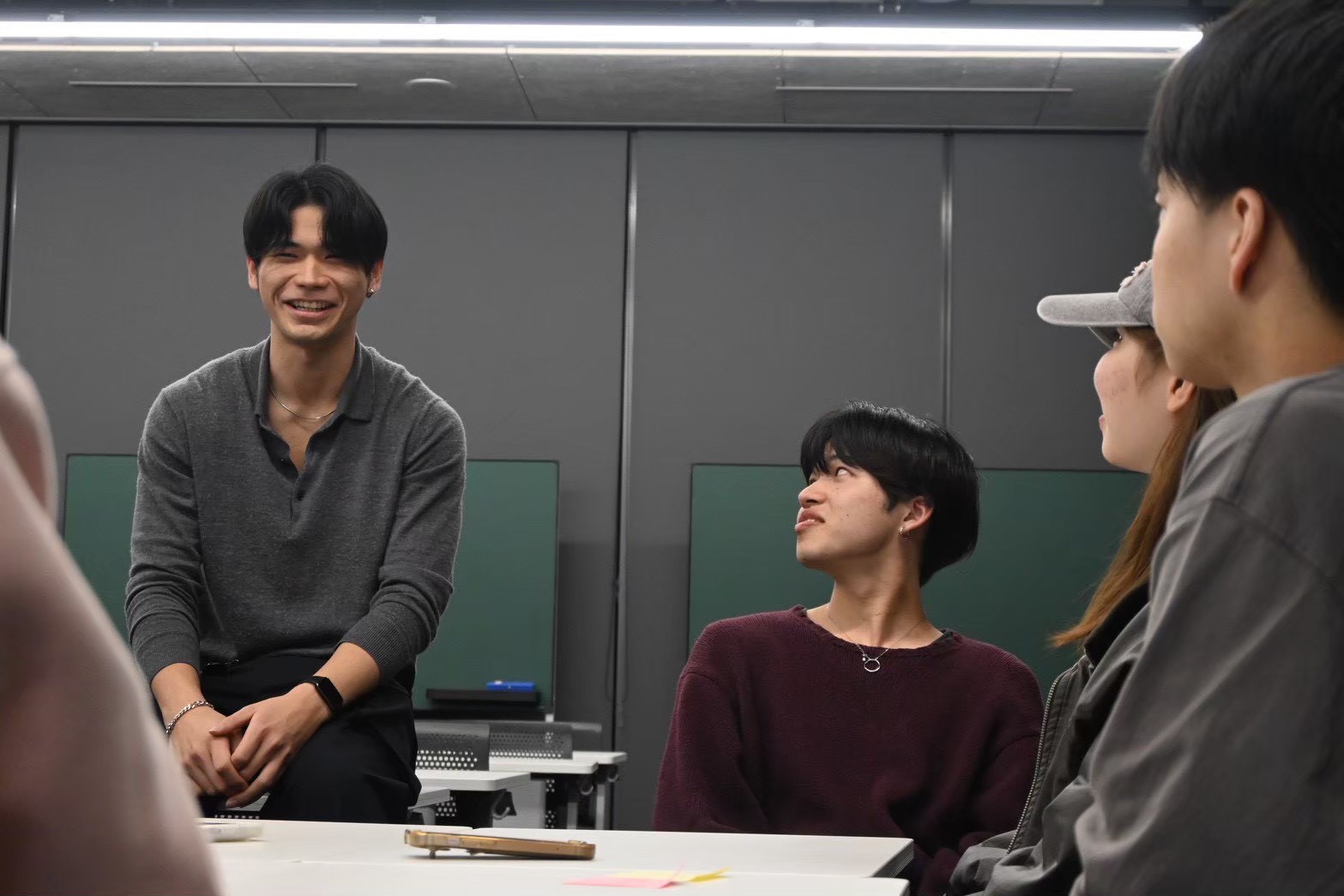 メンバーに向けて語りかけるFIRPENメンバーのミーティング風景