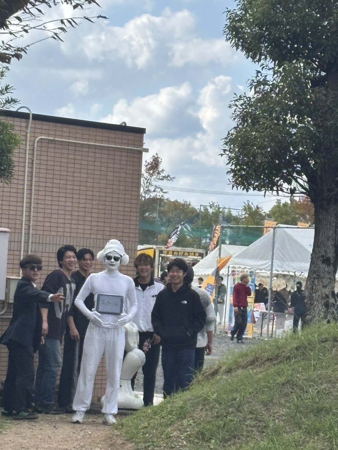長崎MIRAIフェスの準備・下見でテントが並ぶ様子とFIRPENメンバー