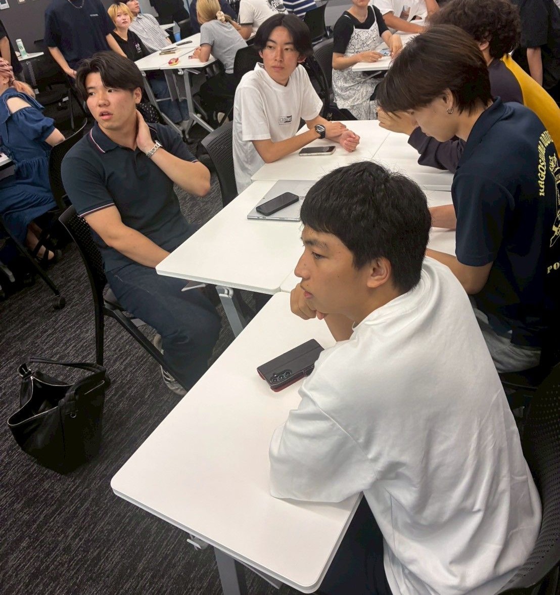 企画内容を真剣に話し合うFIRPENメンバーの会議風景